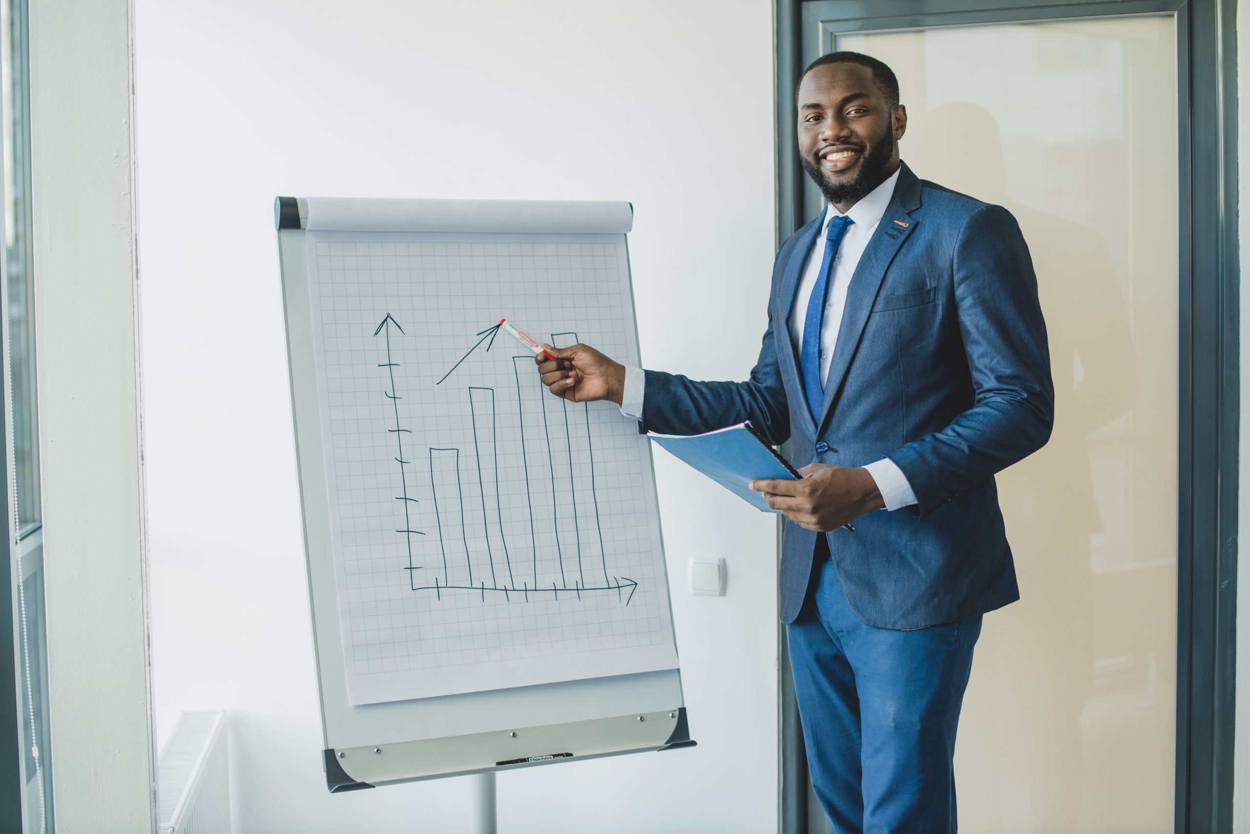 Homme d’affaires montrant un graphique Homme d'affaires montrant un graphique