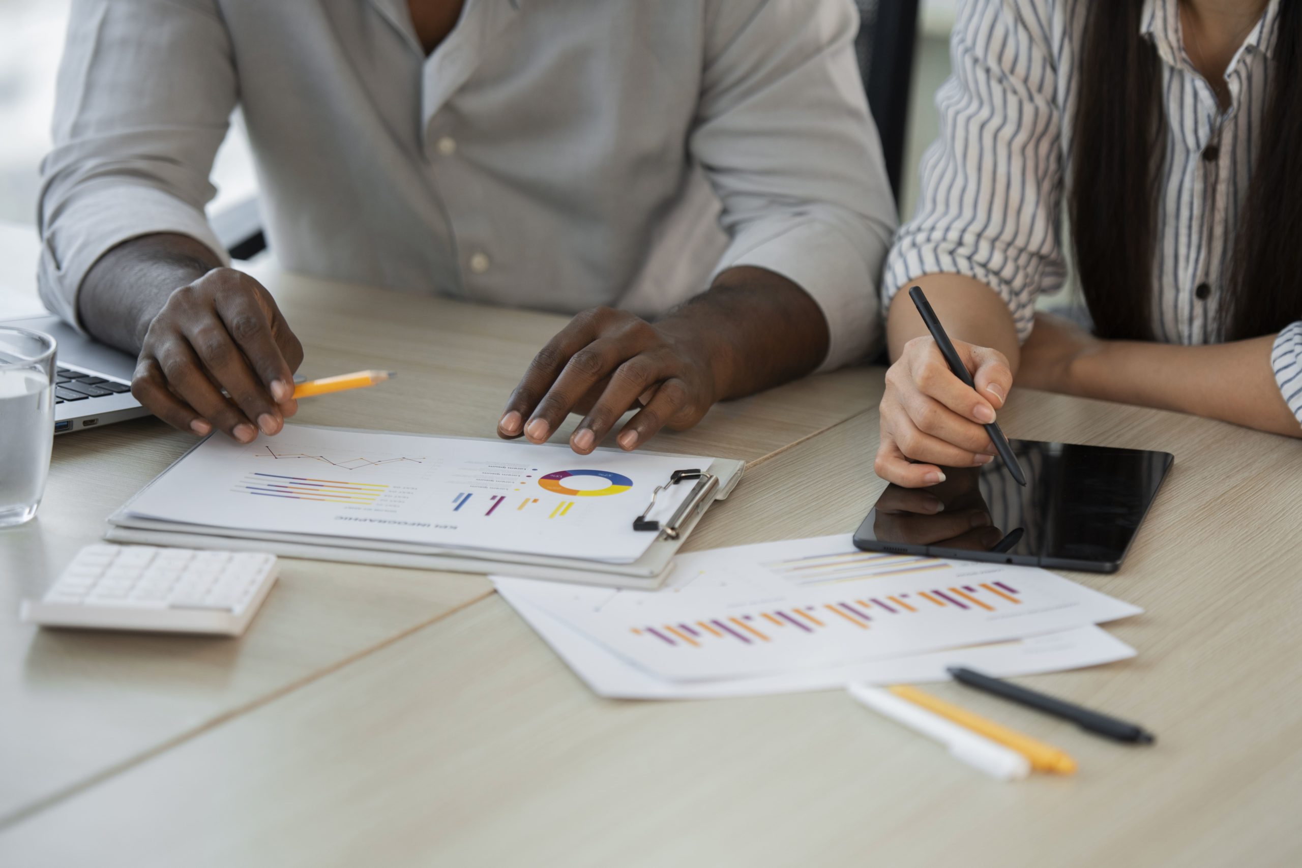 Employés travaillant ensemble