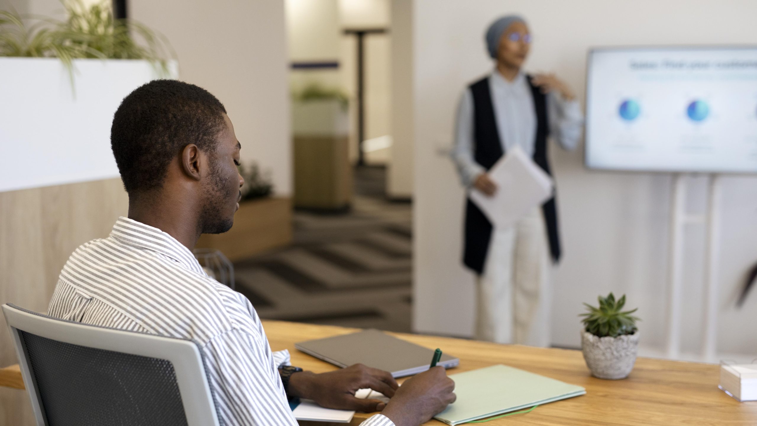 Participation d'un homme à une formation