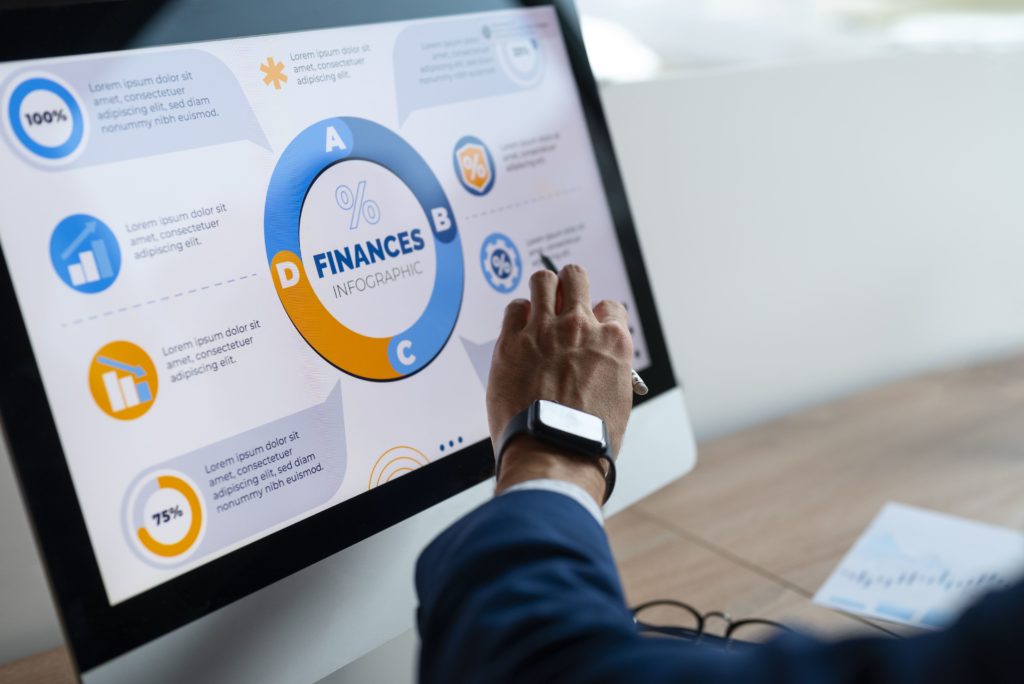 Personne au bureau analysant et vérifiant les graphiques financiers
